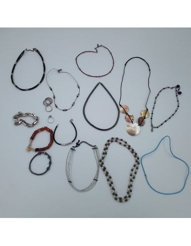 Lot de bijoux de fantaisie.