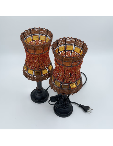 2 lampes avec abat-jour perlé orange.