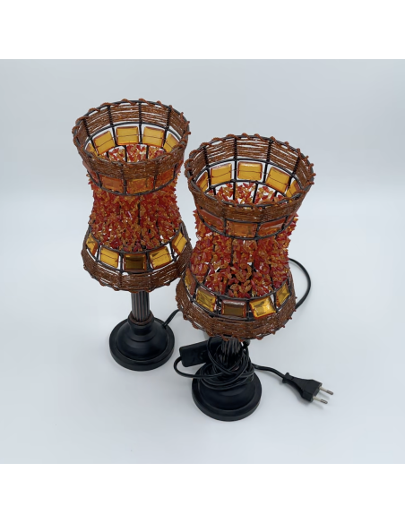 2 lampes avec abat-jour perlé orange.