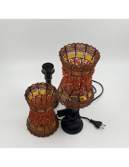 2 lampes avec abat-jour perlé orange.