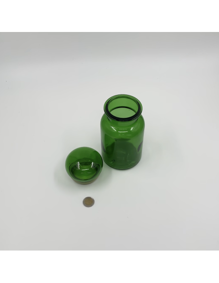 2 pots en verre vert.