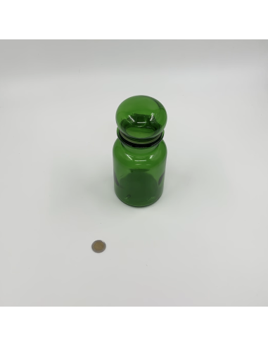 2 pots en verre vert.