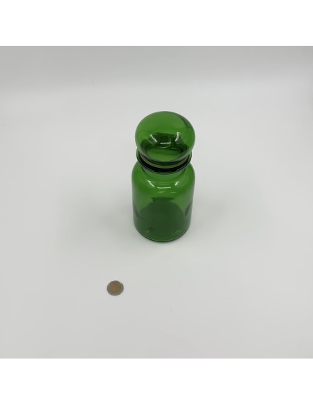 2 pots en verre vert.