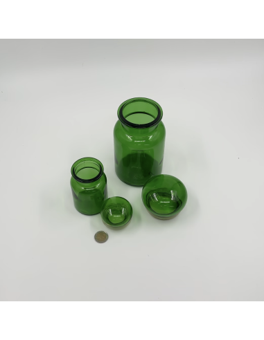 2 pots en verre vert.