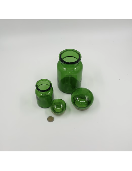 2 pots en verre vert.