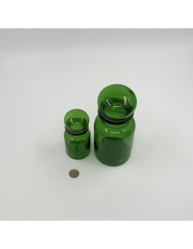 2 pots en verre vert.