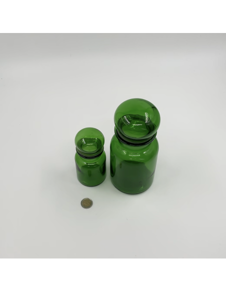 2 pots en verre vert.