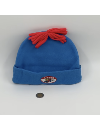 Bonnet bleu avec sont petit noeud...