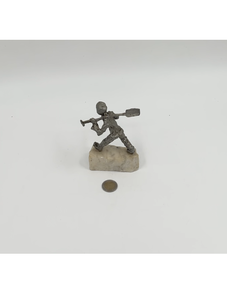 Petit bonhomme en étain