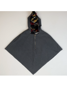 Poncho avec capuche à zip.