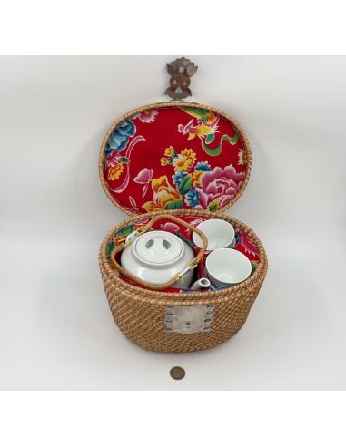 Panier en osier avec service à thé