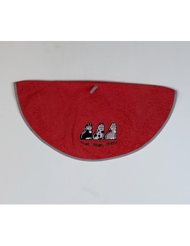 Serviette rouge avec des chats