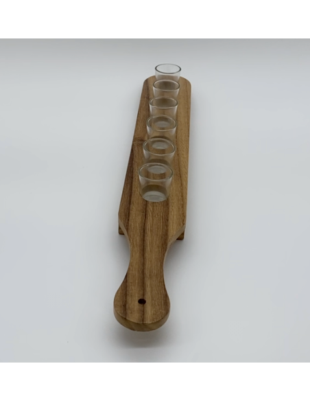 Houten dienblad met glazen