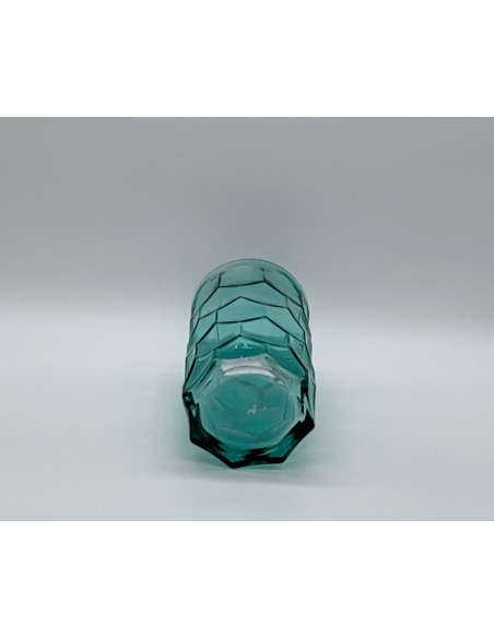 vase en verre turquoise taillé