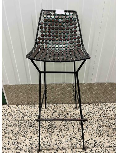 Chaise haute en fer forgé et capsule