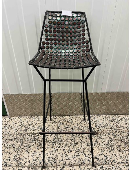 Chaise haute en fer forgé et capsule
