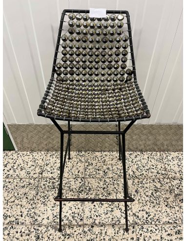 Chaise haute en fer forgé et capsule
