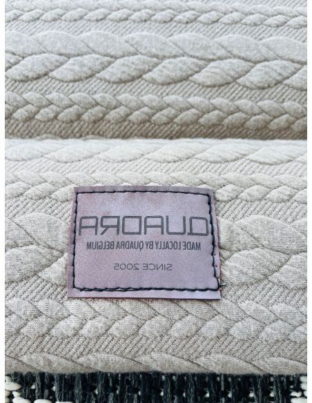 Plaid ouatiné QUADRA pour animaux. 60/40CM. Coloris: beige foncé.