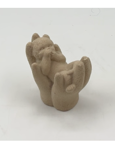 Statue d'un enfant dans des...