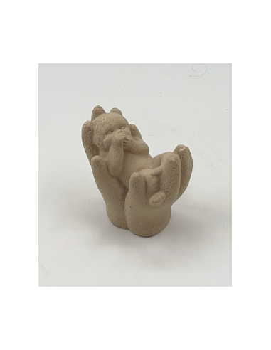 Statue d'un enfant dans des mains