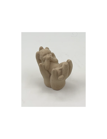 Statue d'un enfant dans des mains