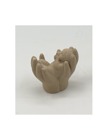 Statue d'un enfant dans des mains
