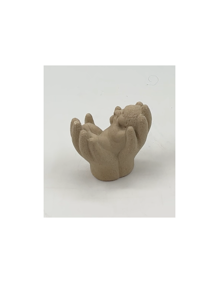 Statue d'un enfant dans des mains