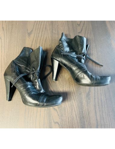 Bottines en cuir noir à talons....