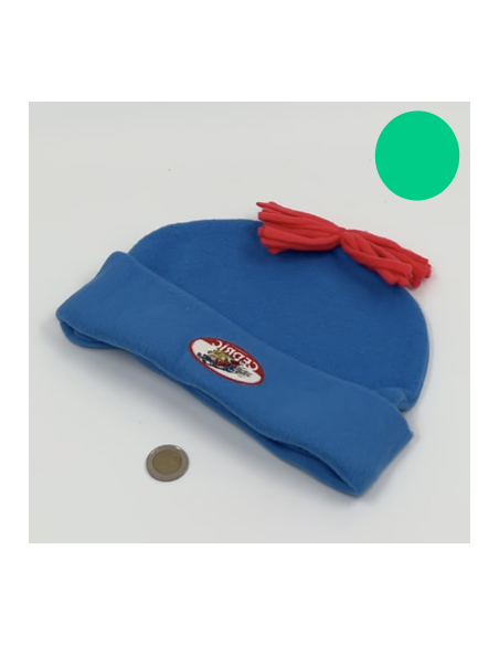 Bonnet bleu avec sont petit noeud bleu Cédric