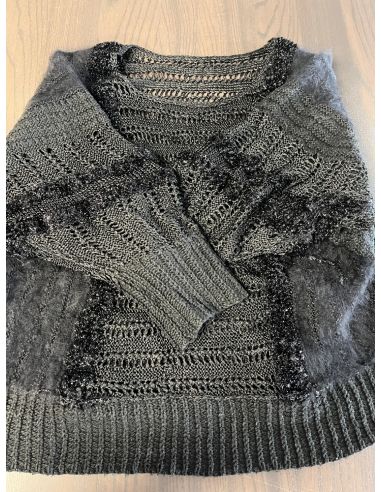 Pull noir en maille. taille M