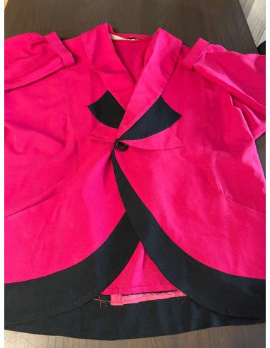 Veste rose et noire.
