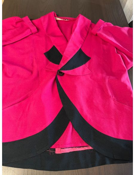 Veste rose et noire.