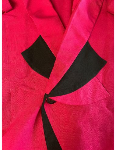 Veste rose et noire.