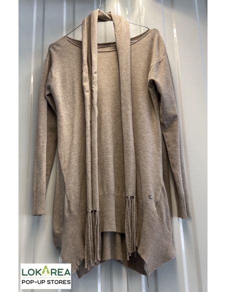 Pull beige déco boutons dans le dos +écharpe
