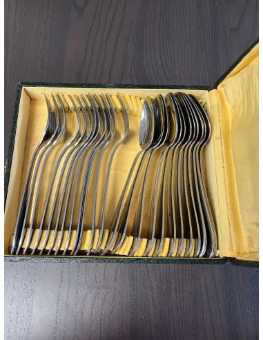 Ensemble de couverts. 12 cuillères +...
