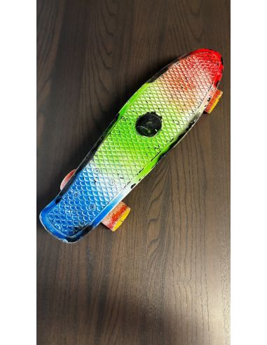 Skateboard usé multicolore