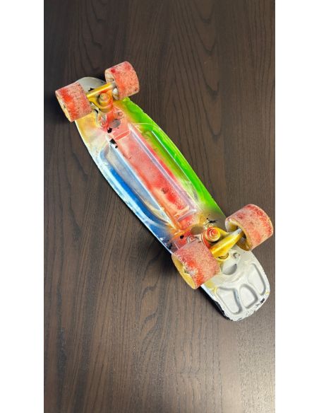 Skateboard usé multicolore