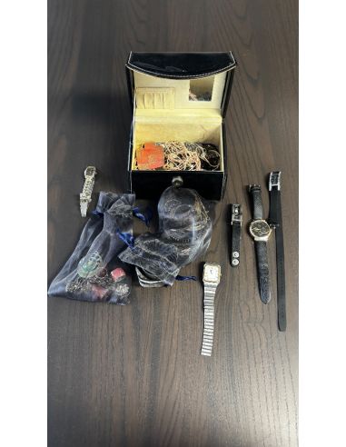 Boîte à montres avec divers accessoires