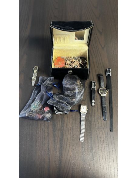 Boîte à montres avec divers accessoires