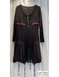 Robe noire, détails rouges