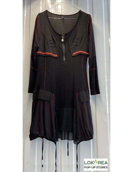 Zwarte jurk, rode details