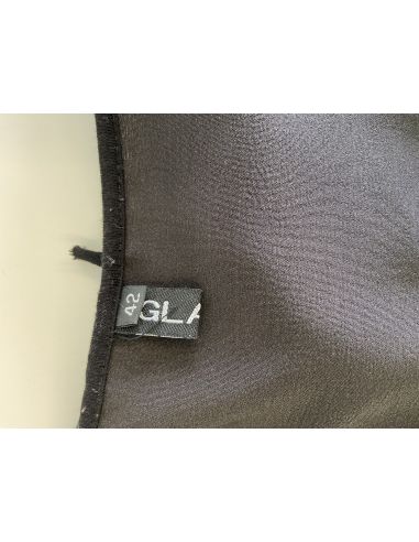 Zwarte jurk, rode details
