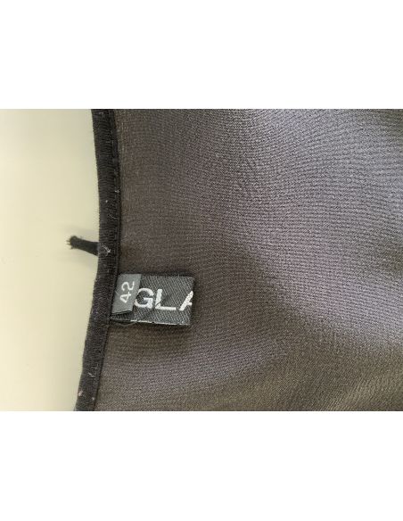 Zwarte jurk, rode details