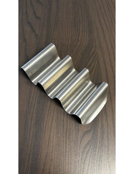 Accessoire en métal ondulé