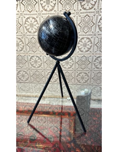 Globe terrestre noir sur trépied