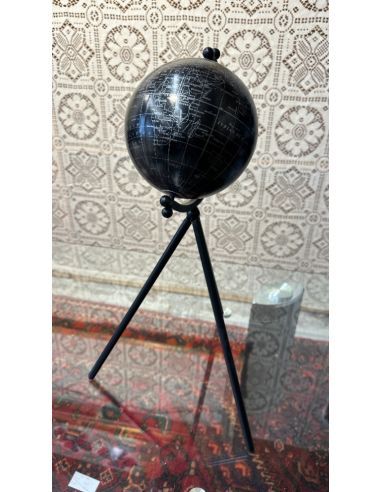 Globe terrestre noir sur trépied