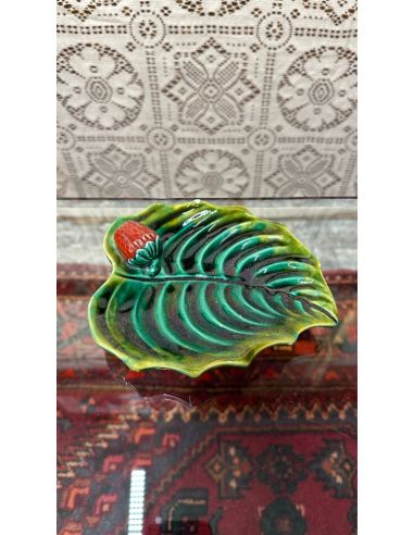 Plat en forme de feuille