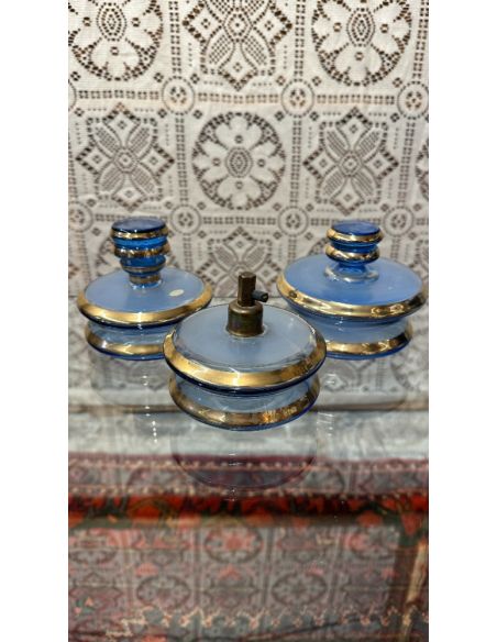 2 pots en verre bleu + 1 lampe avec dorures