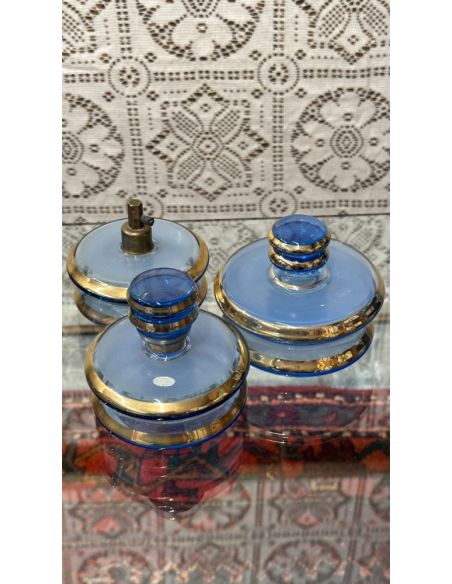 2 pots en verre bleu + 1 lampe avec dorures