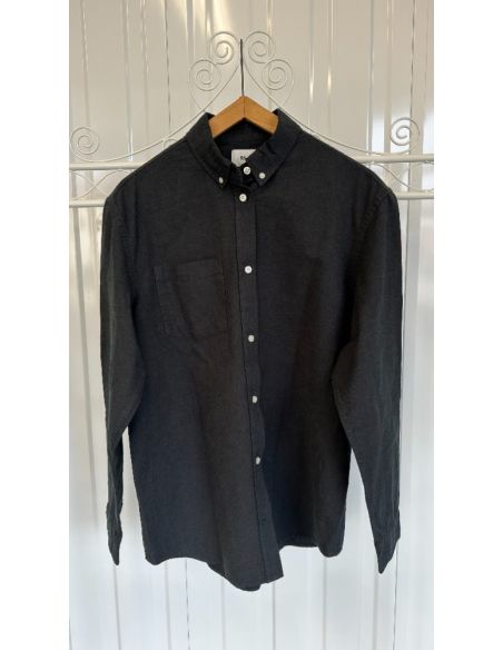 Chemise noire élégante à manches longues